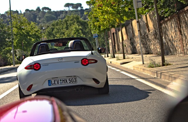 Heckansicht des Mazda MX-5 ND, unterwegs in Katalonien