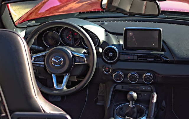 Das Cockpit des Mazda MX-5 ND.