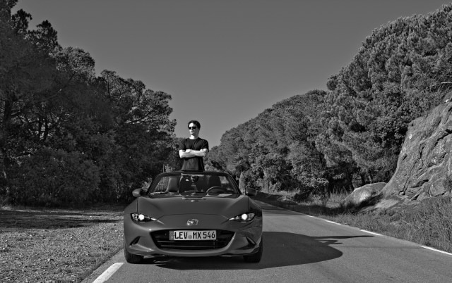 Mazda MX-5 Frontalansicht in schwarz-weiß