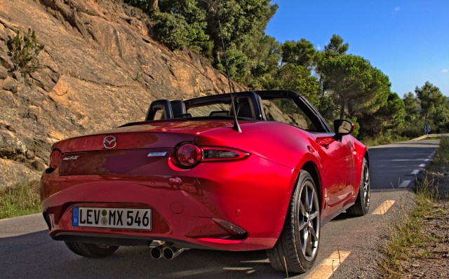 Der Mazda MX-5 ND 2.0 SKYACTIV-G 160 im Hinterland von Barcelona, Katalonien.