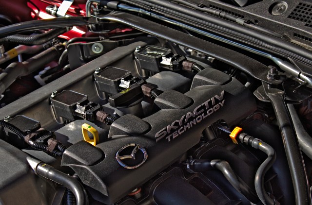 Der Reihenvierzylinder des Mazda MX-5 ist längs verbaut und kommt ohne Motorraum-Abdeckung aus Plastik aus.