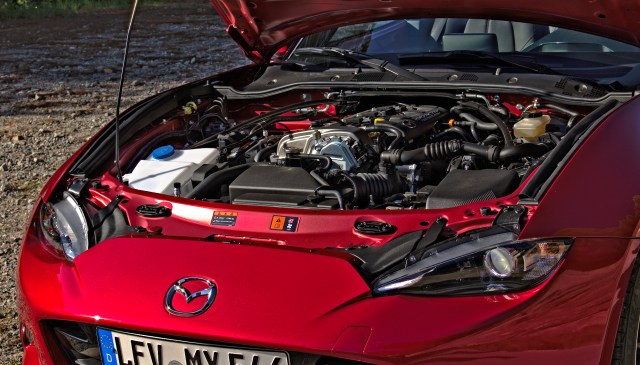 Der Motorraum des Mazda MX-5 ND.