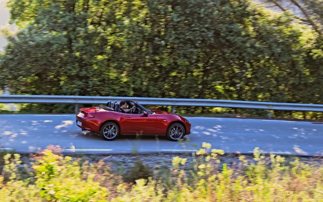 2015 Mazda MX-5 2.0 SKYACTIV-G 160 auf katalanischer Landstraße