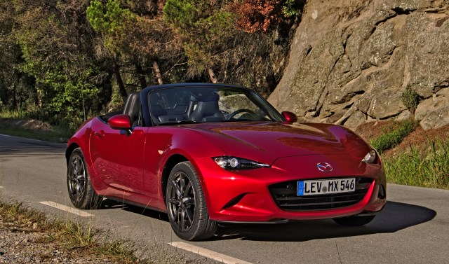 Mazda MX-5 in Katalonien, im Hinterland von Barcelona
