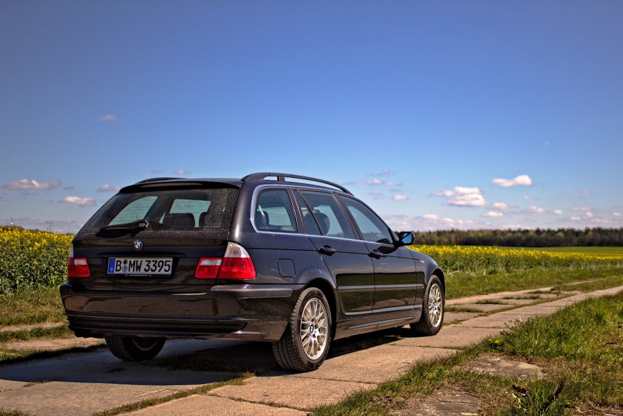 BMW 325i Touring (E46) in Saphirschwarz metallic irgendwo in Brandenburg