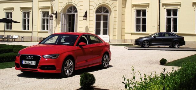 2014er Audi A3 Limousine (8VS) in Misanorot Perleffekt und Daytonagrau Perleffekt.