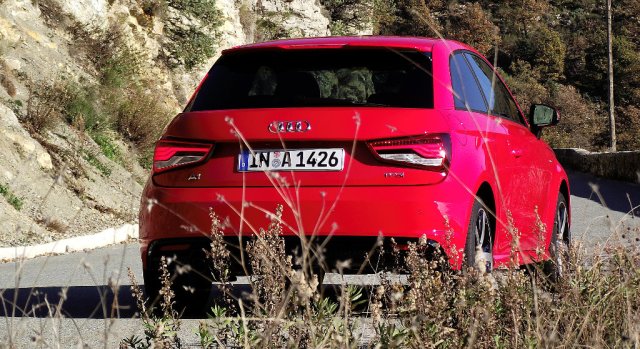 2015er Facelift des Audi A1 (Typ 8X) 1.8 TFSI in der Heckansicht auf dem Col de Braus.