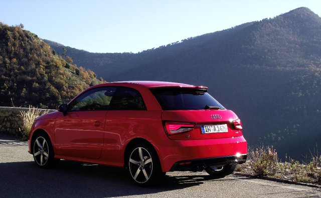 2015er Facelift des Audi A1 (Typ 8X) 1.8 TFSI in der Heckansicht auf dem Col de Braus.