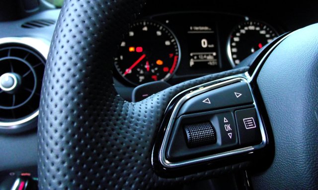 Interieur-Detail: perforiertes Leder am Lenkrad des Audi A1 Facelift (2015, Typ 8X).
