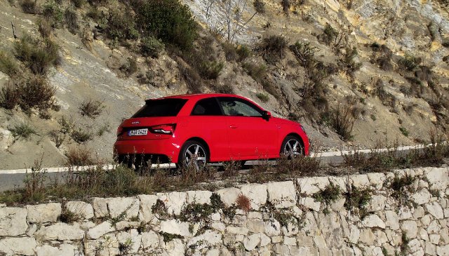 2015er Facelift des Audi A1 (Typ 8X) 1.8 TFSI in der Seitenansicht auf dem Col de Braus.