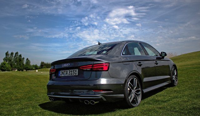 2016er Facelift der Audi S3 Limousine in Daytonagrau-Perleffekt.