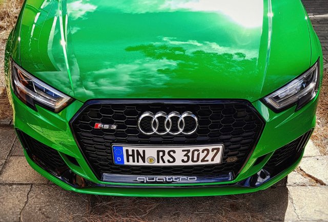 Frontalansicht der Audi RS 3 Limousine (8VS) in Vipergrün.