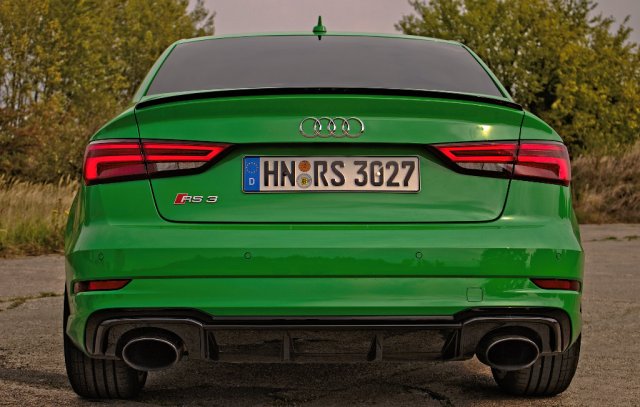 Heckansicht der Audi RS 3 Limousine (8VS) in Vipergrün.