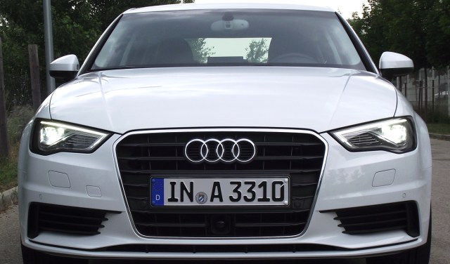 2014er Audi A3 Limousine (8VS) in Gletscherweiß Metallic in der Frontalansicht.