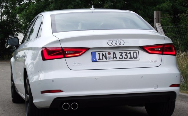 2014er Audi A3 Limousine (8VS) in Gletscherweiß Metallic in der Heckansicht.