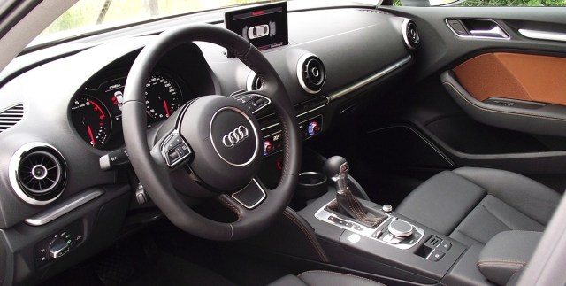 Das Interieur 2014er Audi A3 Limousine (8VS) mit MMI plus.