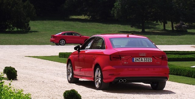 2014er Audi A3 Limousine (8VS) in Misanorot Perleffekt in der Heckansicht.