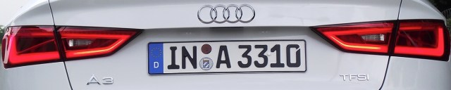 Die LED-Rückleuchten der 2014er Audi A3 Limousine (8VS) in Gletscherweiß Metallic.