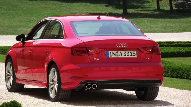 2014er Audi A3 Limousine (8VS) in Misanorot Perleffekt in der Heckansicht.