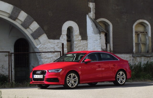 2014er Audi A3 Limousine (8VS) in Misanorot Perleffekt in der Seitenansicht.